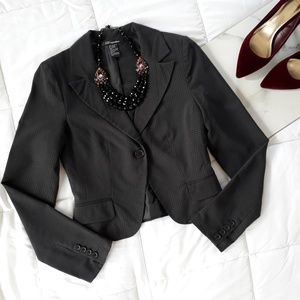 🦩 5/$25 🦩 Black Pinstripe Cropped Blazer SZ - M